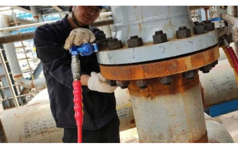 冶金余热回收设备螺栓安装预紧选用KWZK半岛体育在线注册,半岛体育（中国）液压力矩扳手