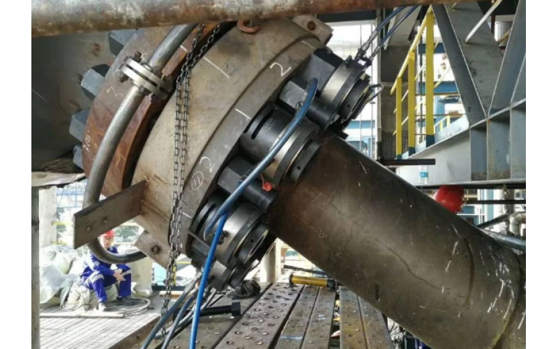 化肥氨合成塔顶盖螺栓预紧客户选用半岛体育在线注册,半岛体育（中国）KWZK液压螺栓拉伸器